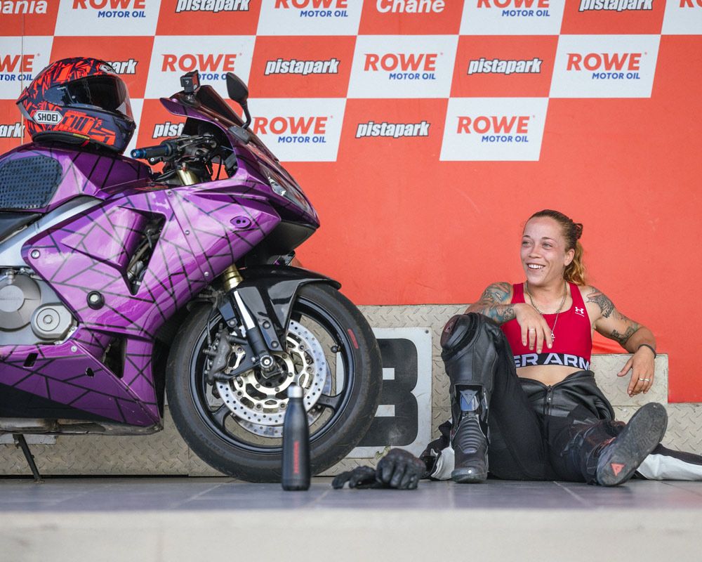 «Μαρία στο Pista Park με μωβ Honda CBR600RR και κράνος SHOEI X-SPR PRO – Gas Rider Stories #2